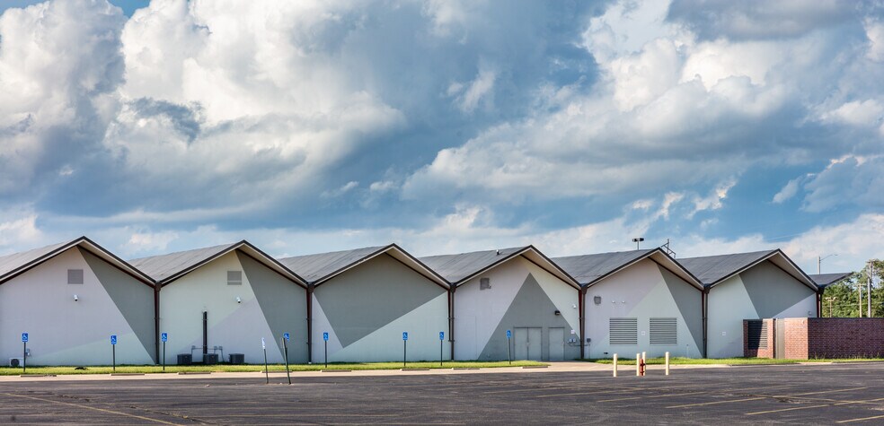 More Photos Of 2601 S Oliver, Wichita Office For Sale