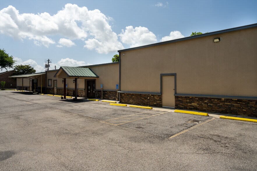More Photos Of 1401 Cedar Post Ln, Houston Warehouse For Sale