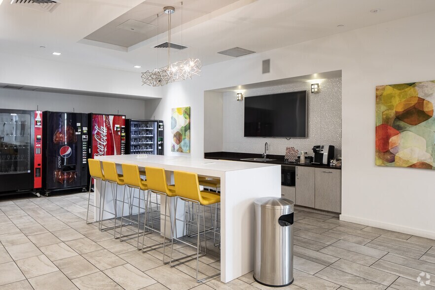 More Photos Of 165 W McMillan St, Cincinnati Apartments For Lease