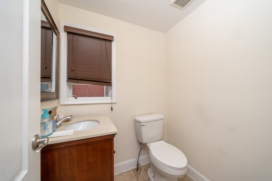 More Photos Of 224 Johnson Ave, Hackensack Office For Lease