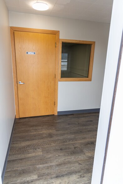 More Photos Of 1405 Lake Lansing Rd, Lansing Warehouse For Lease