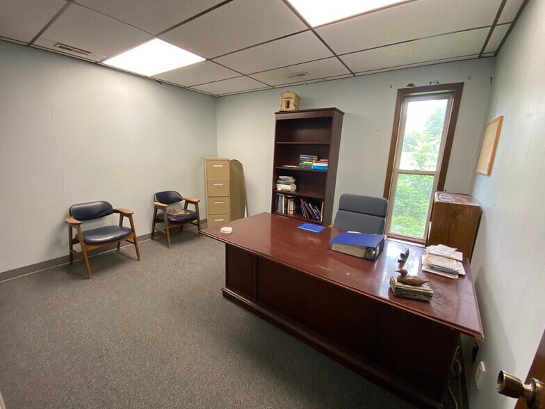 More Photos Of 404 W Rolla Rd, Salem Office For Sale