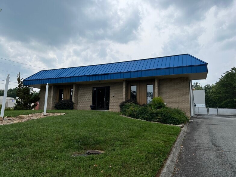 More Photos Of 1725 Louisville Dr, Knoxville Office For Lease
