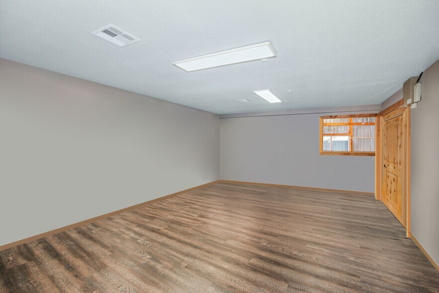More Photos Of 517 E Brazos Ave, West Columbia Freestanding For Sale