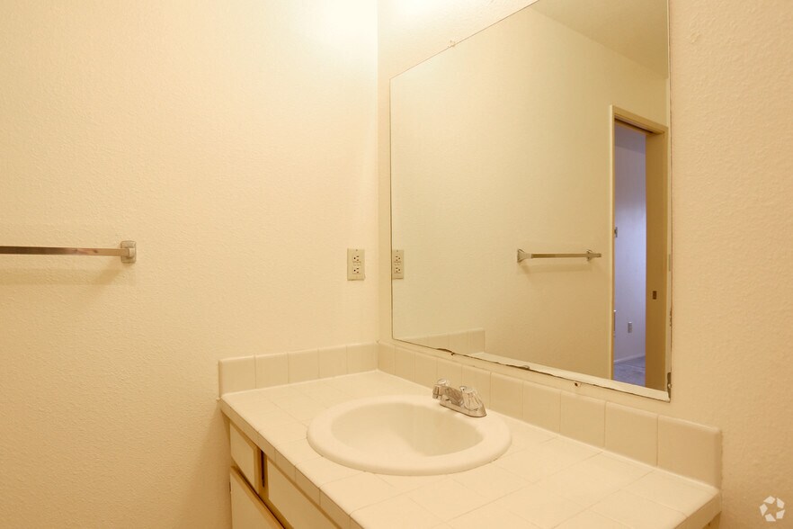 More Photos Of 805 NE Kane Dr, Gresham Apartments For Sale