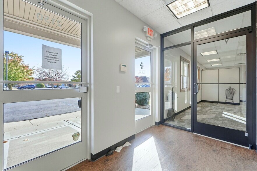 More Photos Of 2150 N Pointe Dr, Warsaw Office For Lease