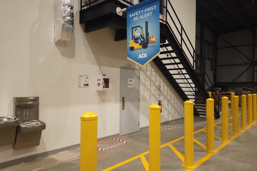 More Photos Of 1245 De L'aviation Av, Dieppe Manufacturing For Lease