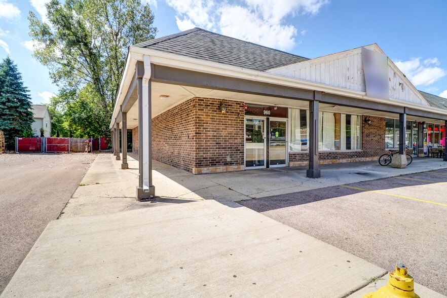 More Photos Of 920-960 E Roosevelt Rd, West Chicago Freestanding For Lease