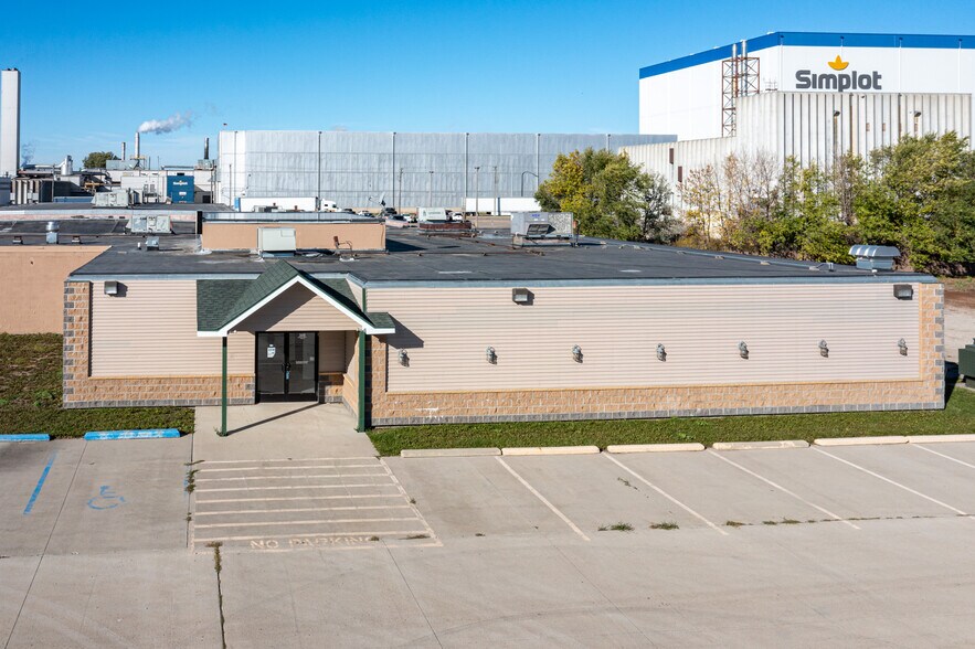 More Photos Of 3450 Gateway Dr, Grand Forks Restaurant For Lease