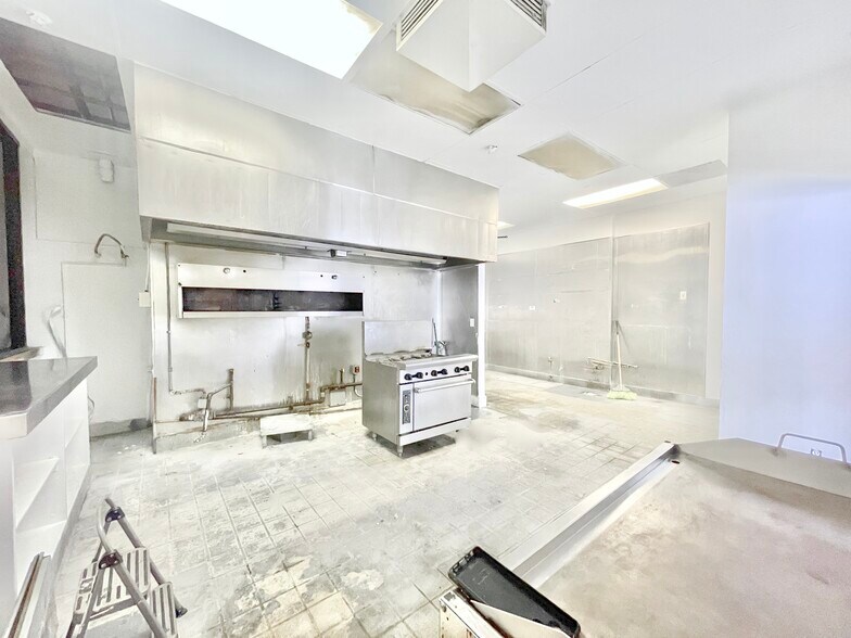 More Photos Of 1001 S Maple Ave, Los Angeles Storefront For Lease