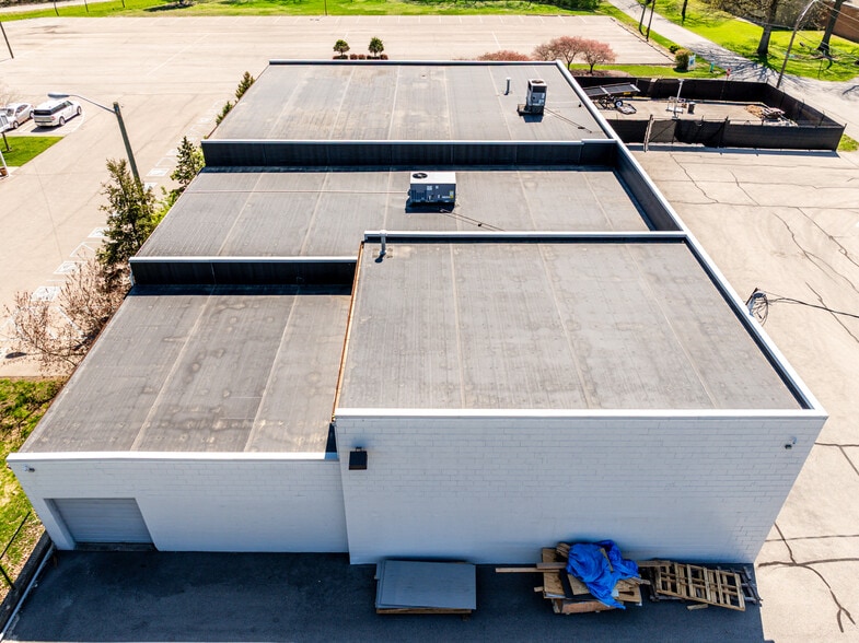 More Photos Of 5513 N Oxford St, Indianapolis Showroom For Lease