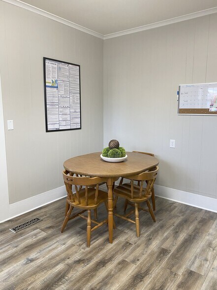 More Photos Of 400 Bexar Ave W, Hamilton Office For Sale