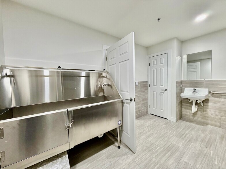 More Photos Of 18133 Lincoln Meadows Pky, Parker Self Storage For Sale