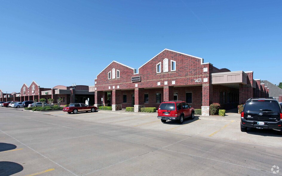More Photos Of 1401 S Douglas Blvd, Midwest City Office For Lease