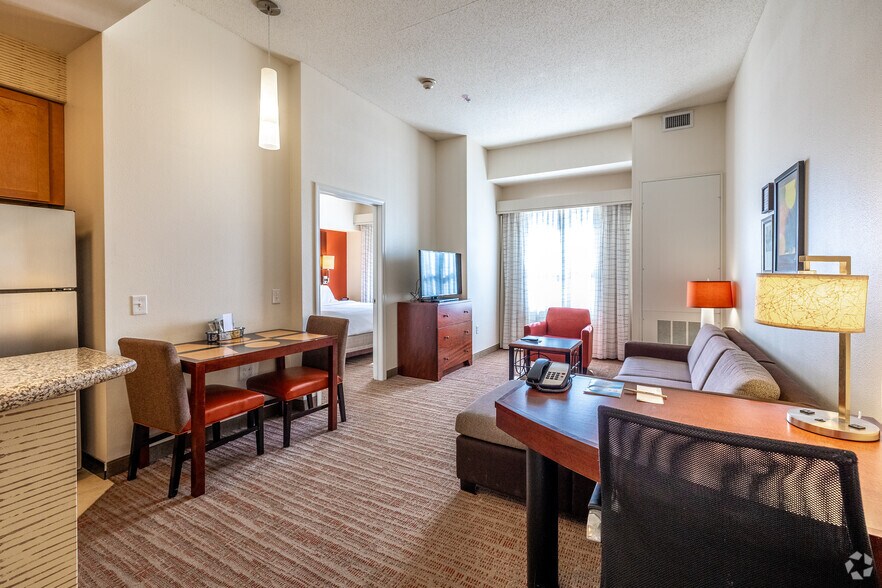 More Photos Of 4600 53rd St, Moline Hotel For Sale