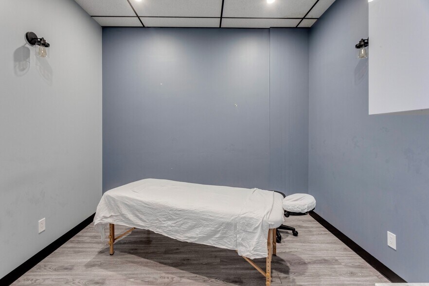 More Photos Of 3739 8 Ave SW, Edmonton Storefront For Sale