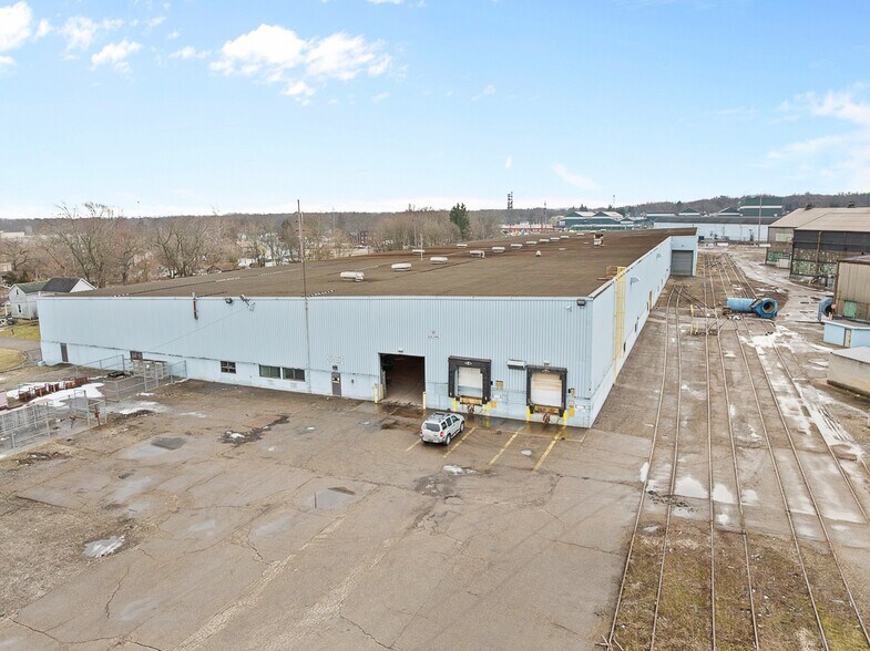 More Photos Of 1001 E Broadway St, Alliance Industrial For Lease