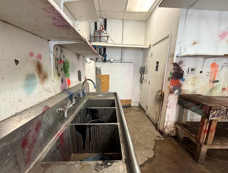 More Photos Of 1601-1607 N La Brea Ave, Los Angeles General Retail For Lease