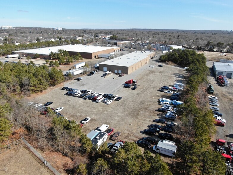More Photos Of 39 Windsor Pl, Central Islip Warehouse For Lease