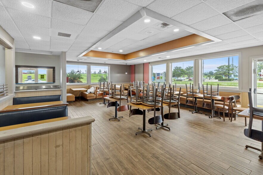 More Photos Of 2601 Admiral King St, Lake Charles Restaurant For Sale