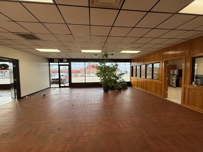 More Photos Of 185 NW 46th Ave, Des Moines Auto Dealership For Sale