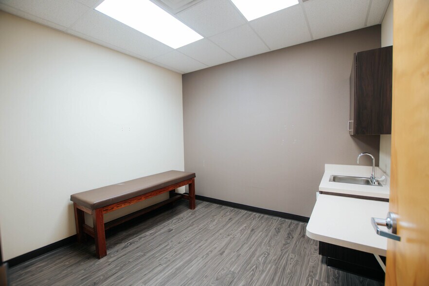 More Photos Of 9870 N Gateway Blvd, El Paso Office For Lease