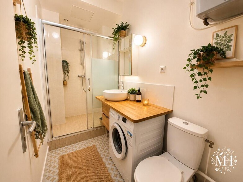 More Photos Of 57 Rue Ramey, Paris General Retail For Sale