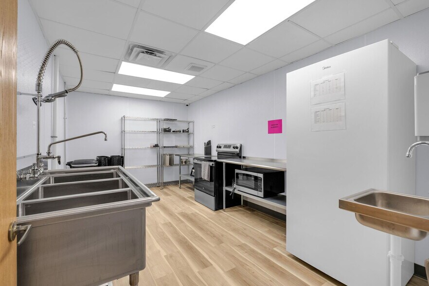 More Photos Of 10455-10499 N College Ave, Carmel Office For Sale