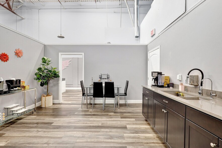 More Photos Of 1200 S Rogers Cir, Boca Raton Warehouse For Lease
