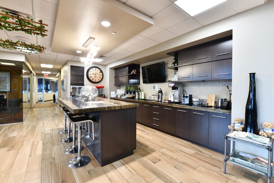 More Photos Of 7047 E Greenway Pky, Scottsdale Office For Lease