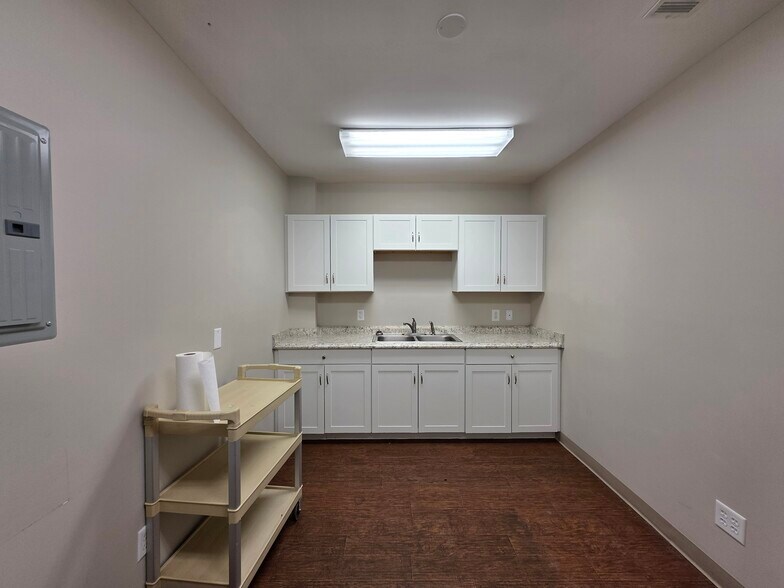 More Photos Of 93 Vickers Rd, Waycross Medical For Lease