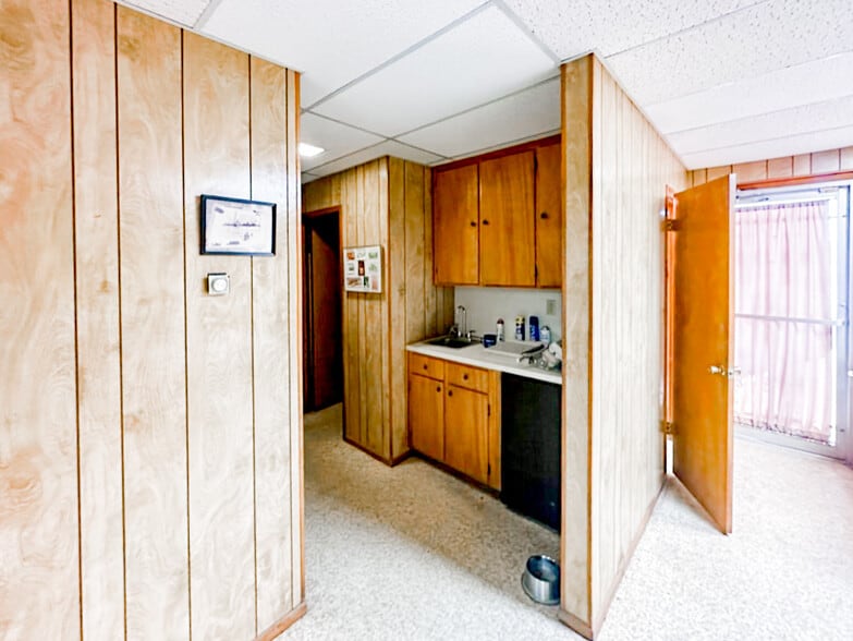 More Photos Of 604 Collins ave, Midland Warehouse For Sale