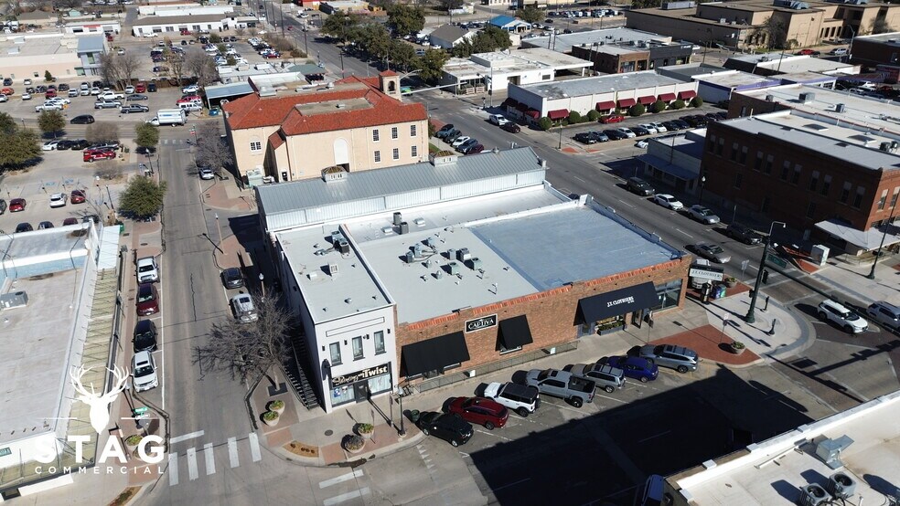 More Photos Of 208 W Oak St, Denton Storefront For Lease
