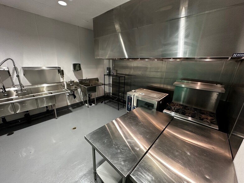 More Photos Of 5524 Satsuma Ave, North Hollywood Industrial For Sale