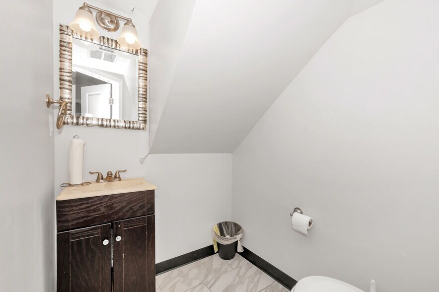 More Photos Of 4920 Belair Rd, Baltimore Office For Sale