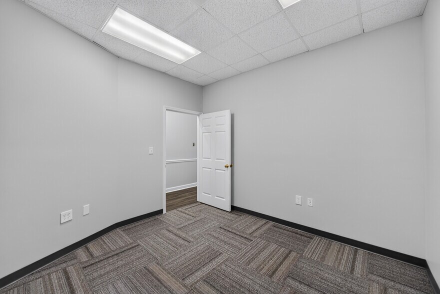 More Photos Of 514 Dabney Rd, Henderson Office For Lease