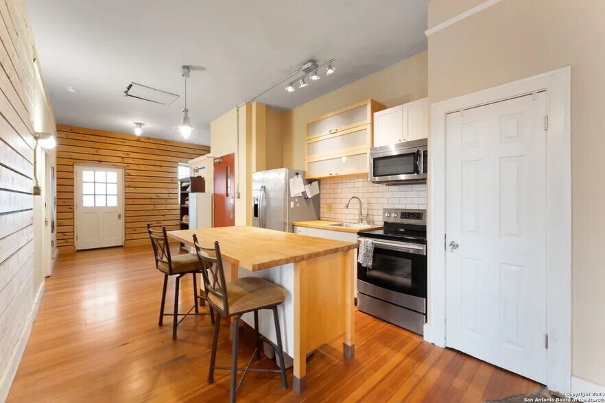 More Photos Of 2323 Buena Vista St, San Antonio Freestanding For Sale