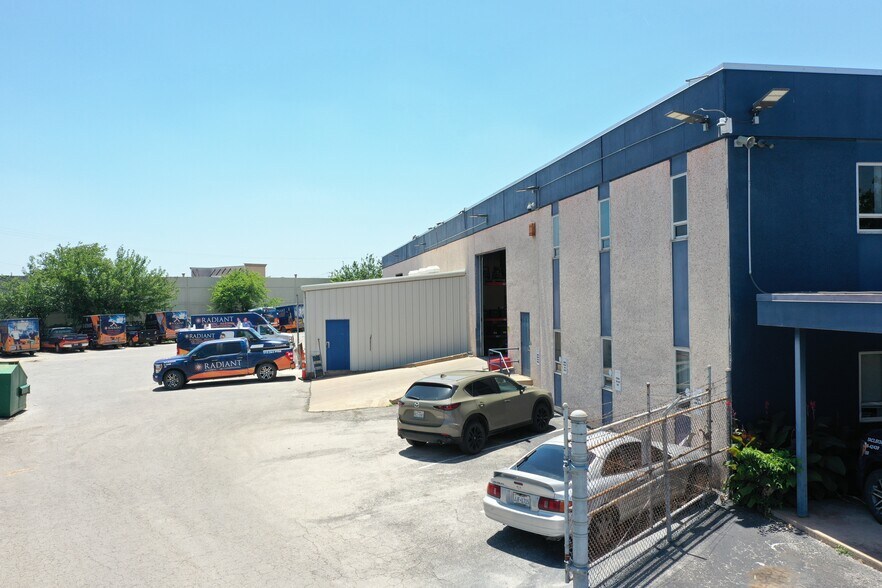More Photos Of 901 Reinli St, Austin Showroom For Sale