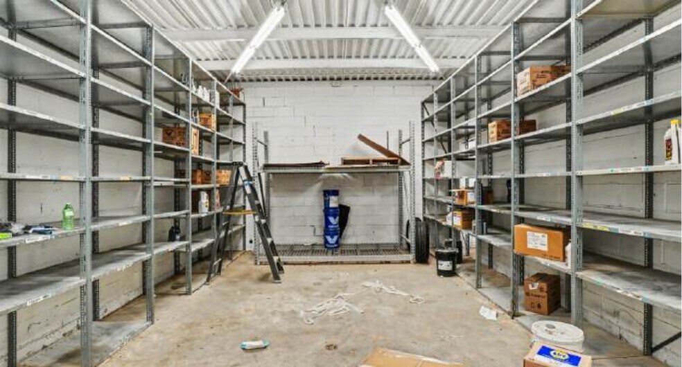 More Photos Of 641 Nelson St, Pembroke General Retail For Sale