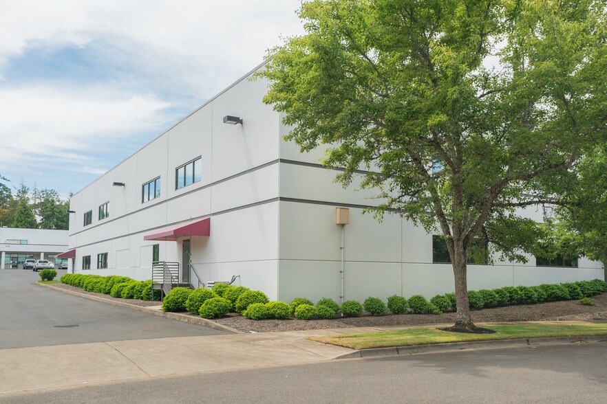 More Photos Of 1505 Westec Dr, Eugene Flex For Lease