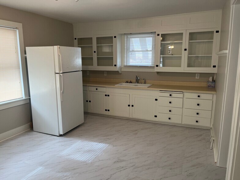 More Photos Of 604 W Farm Road 182, Springfield Loft Creative Space For Lease