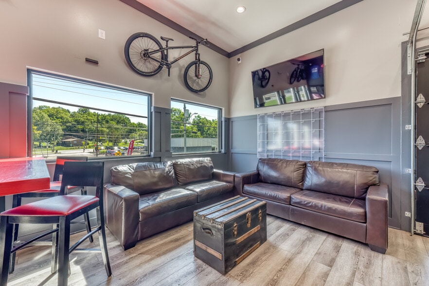More Photos Of 640 E Maple St, Johnson City Bar For Sale