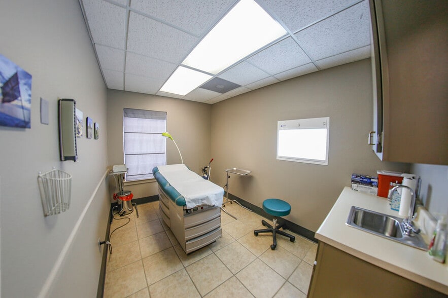 More Photos Of 4550 Lamar Ave, Paris Rehabilitation Center For Lease