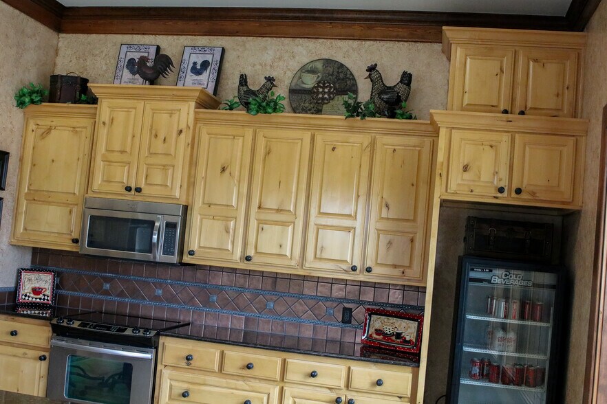 More Photos Of 404 Wynn Dr, Jacksonville Loft Creative Space For Sale
