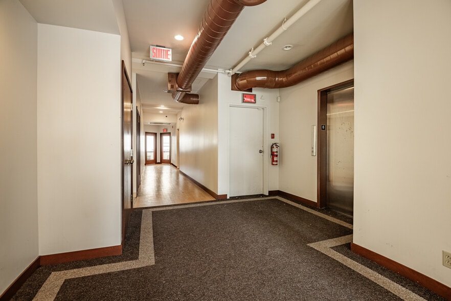 More Photos Of 261 Rue Saint-Jacques, Montréal Office For Lease