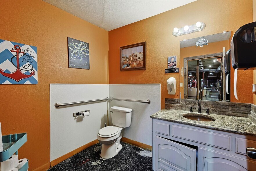 More Photos Of 1426 N Main St, Fort Worth Storefront Retail Office For Lease