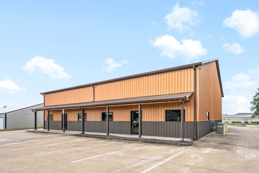 More Photos Of 219 Industrial Dr, Clarksville Warehouse For Lease