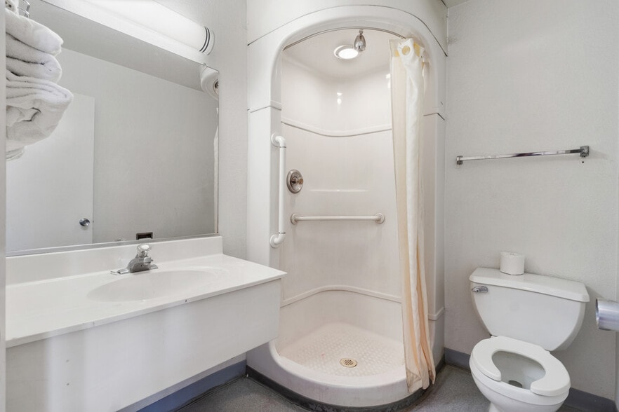 More Photos Of 16901 Stoddard Wells Rd, Victorville Hotel For Sale