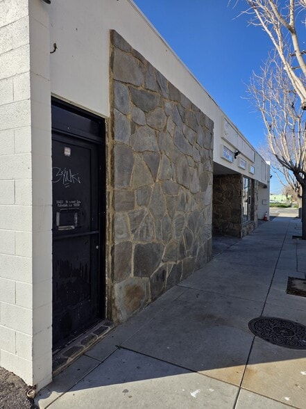 More Photos Of 38423-38425 E 9th St, Palmdale Storefront Retail Office For Sale
