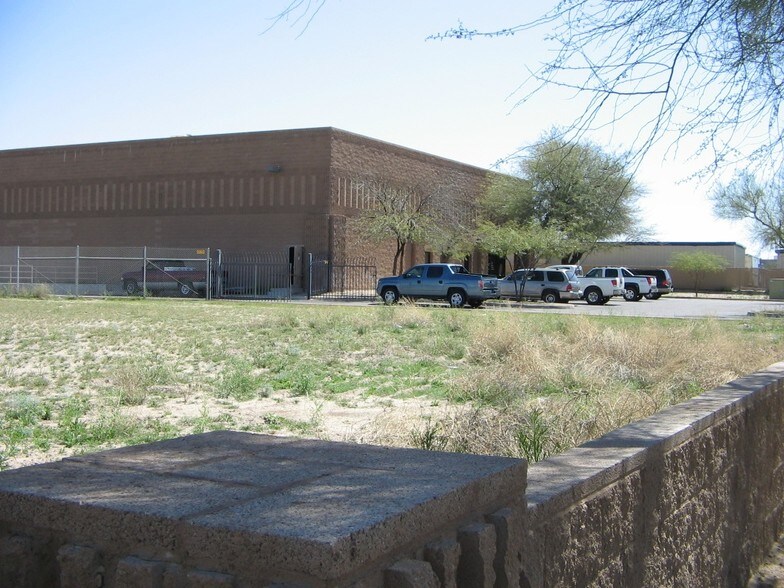 More Photos Of 8020 N Business Park Dr, Tucson Warehouse For Lease